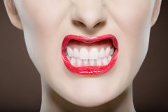 造成牙齿发黄的五大因素有哪些？