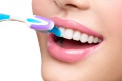 天津海德堡联合口腔医生讲解正确的刷牙姿势！